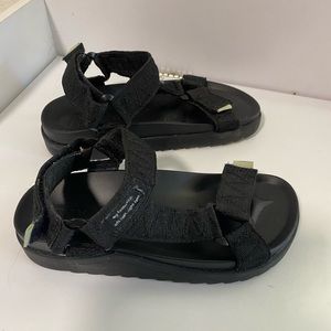 I’m good condition Zara girl black sandals size 32
